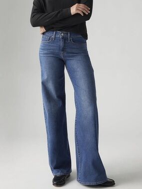 NWT Levi’s 318 Shaping Wide Leg Jeans